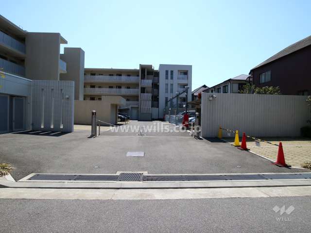 駐車場出入り口（ロボットゲート付き）