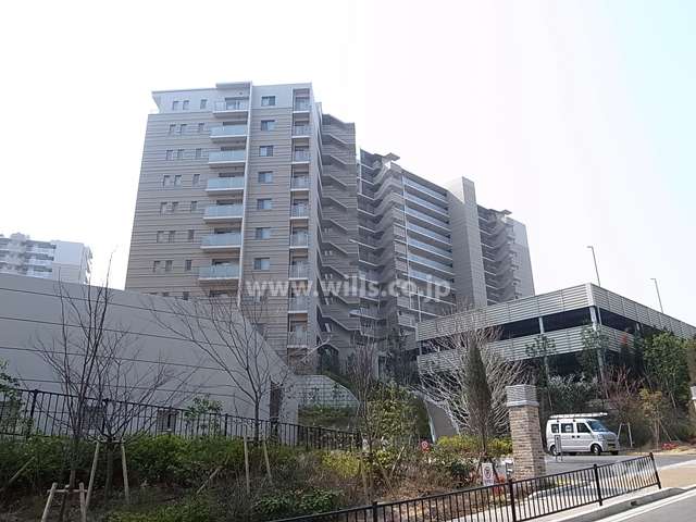 ミリカ・ヒルズの外観（東側から）　手前がE棟（南向き）、左奥がF棟（南西向き）です。