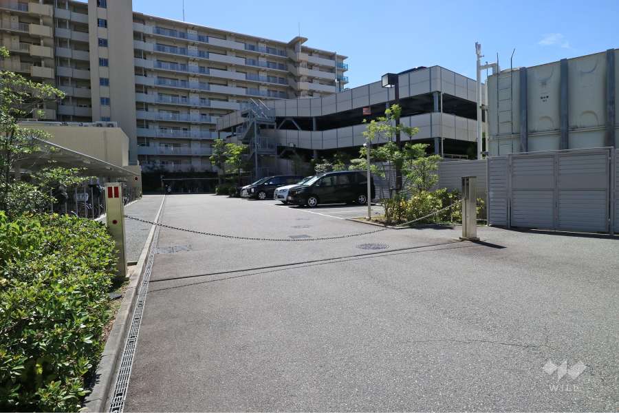 駐車場の出入口（ロボットゲート付）