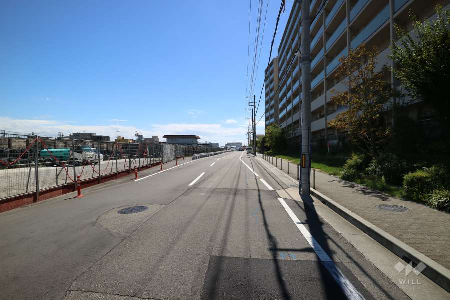敷地東側の前面道路（北側から）