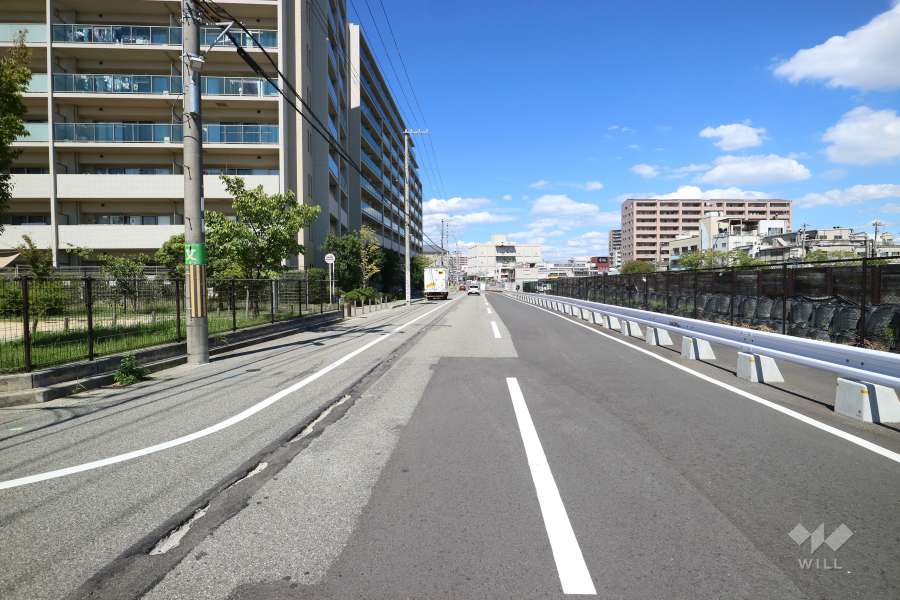 敷地東側の前面道路（南側から）