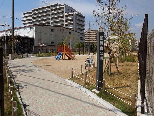 公園内には遊具も設置されており、子供の遊び場にぴったりです。