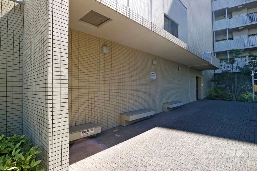 車寄せにはベンチがあります。