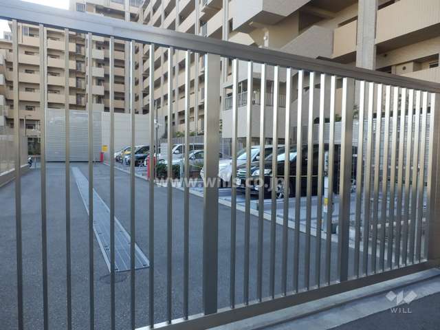 駐車場の出入り口（ゲート付き）