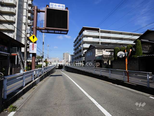 敷地西側の前面道路