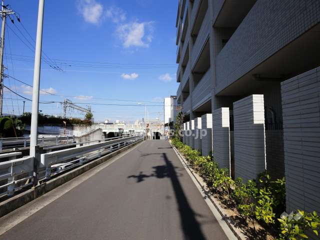 エントランス前の通り。すぐ北側にはJR東海道本線が走っています。