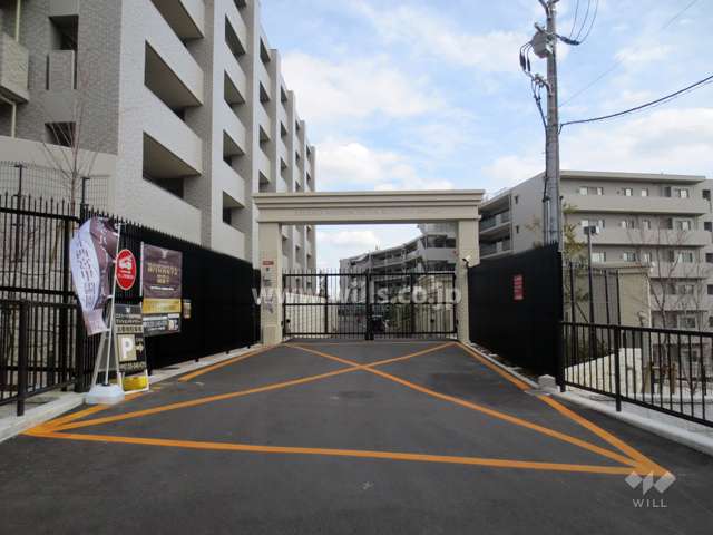 駐車場出入り口（ゲート付き）