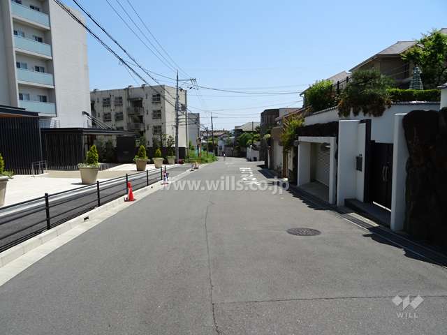 敷地西側の前面道路（北側から）