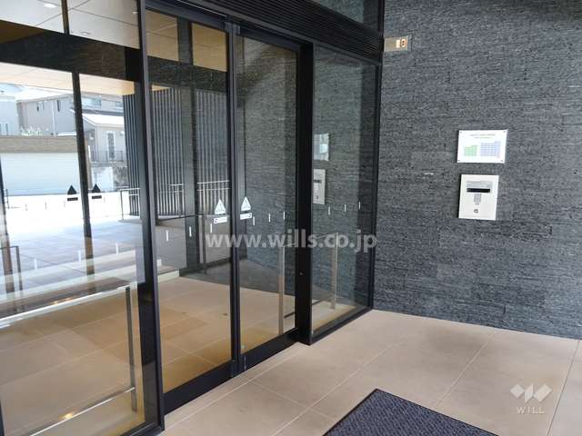 エントランスはオートロック付です。