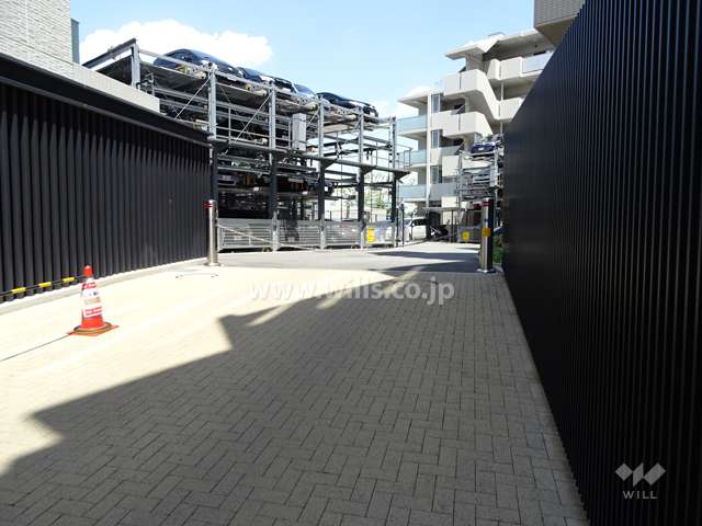 駐車場出入り口（ロボットゲート付き）