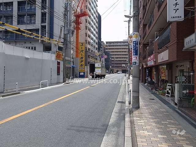 敷地西側の前面道路