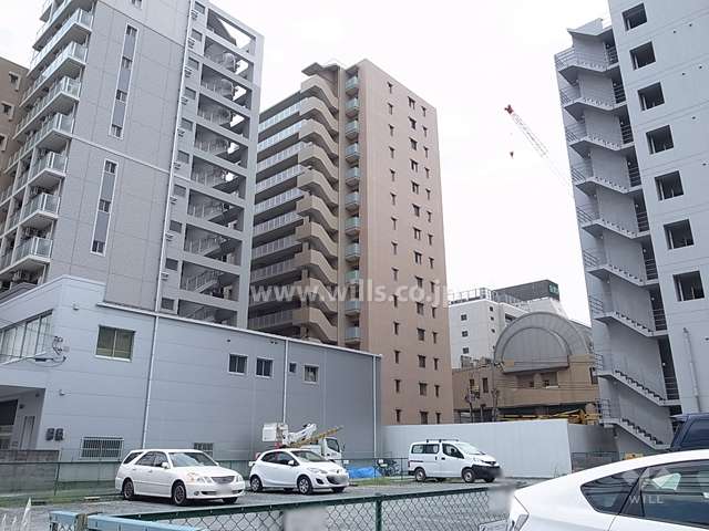 クレヴィア江坂イーストサイドの遠景。周辺には住宅、店舗、事務所などが立ち並んでいます。