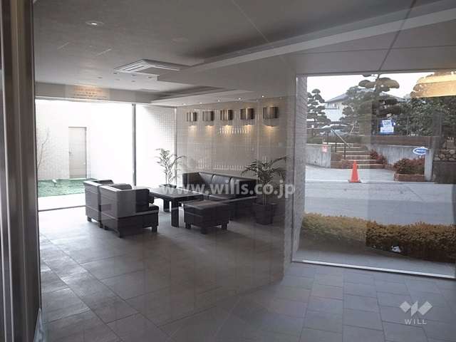 エントランスホールにはソファなどが置いてあります。