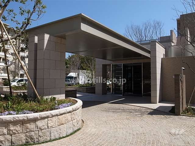 車寄せのあるホテルライクな北西側のエントランス