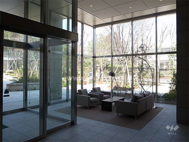 東側にある2層吹き抜けのメインエントランス