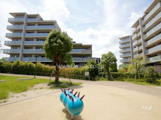 公園にはここが少路高等学校の敷地だったことを示すモニュメントがあります。