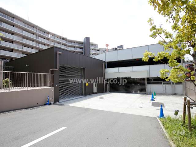 駐車場棟（出入り口にリングシャッター付き）