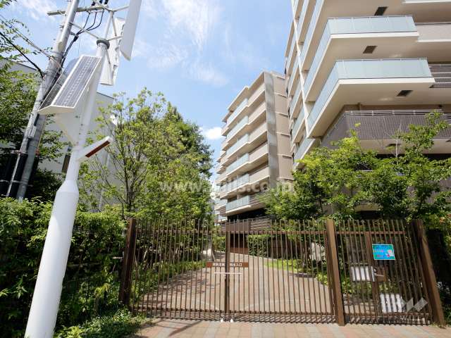 グランロジュマン豊中少路A棟の外観（南側から）※南西向きの棟