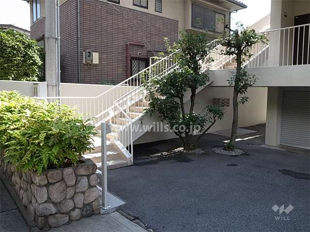 住戸へのアプローチ（階段）は左右対称に、両脇にあります。