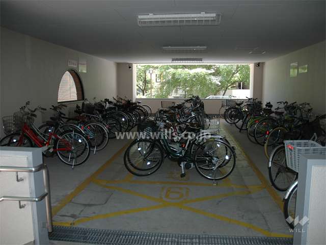 ピロティにある駐輪場