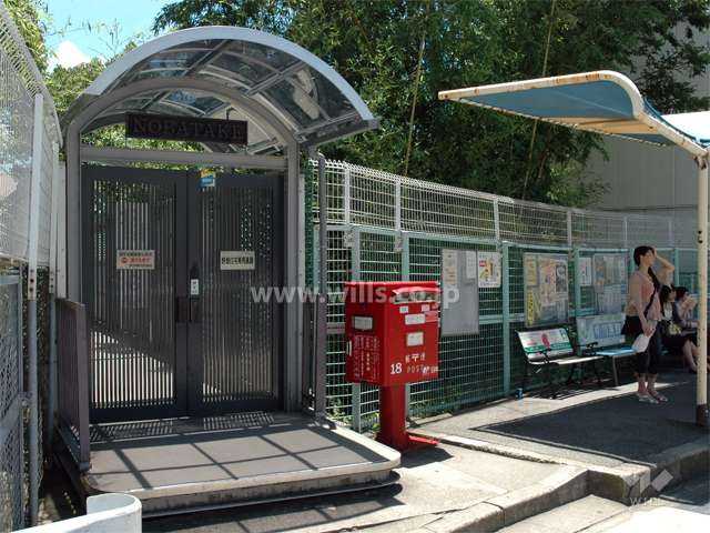 バス停のすぐ横にある野畑住宅の入り口