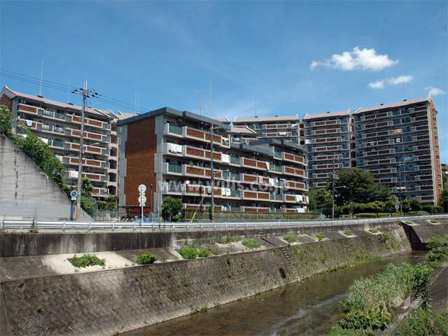 府公社豊中野畑住宅の全景。敷地東側には千里川が流れています。