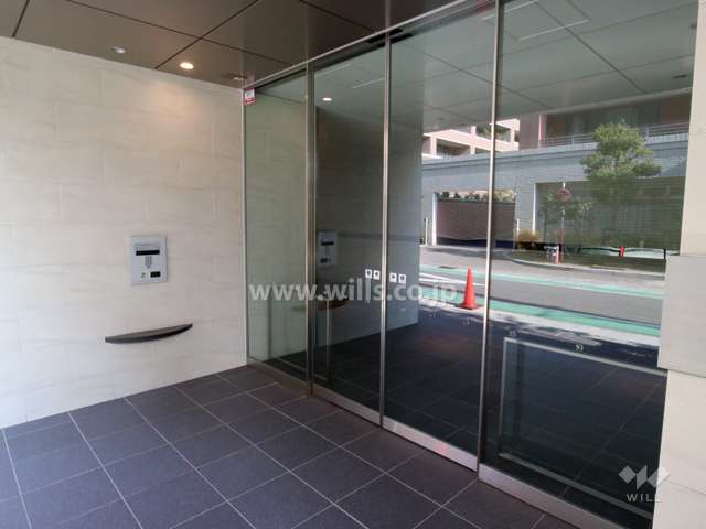 エントランスはオートロック付きです。