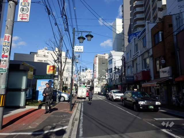 周辺は駅前の商業地です。