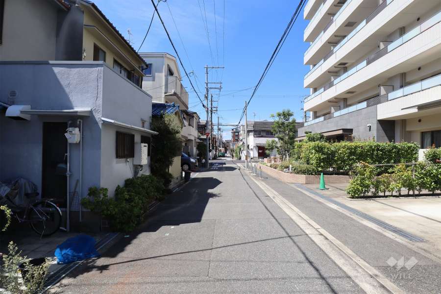 敷地南側の前面道路（東側から）