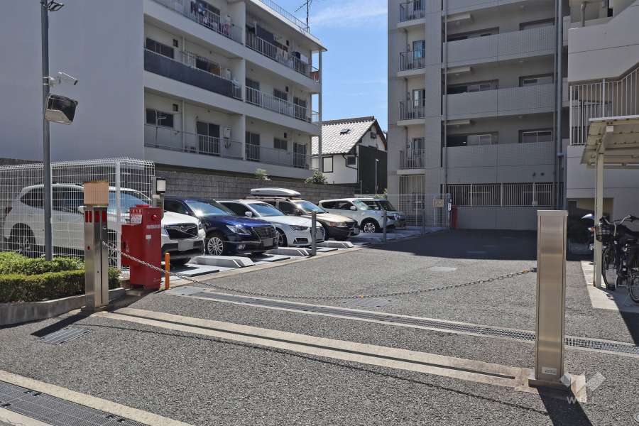 駐車場出入口はロボットゲート付きです。