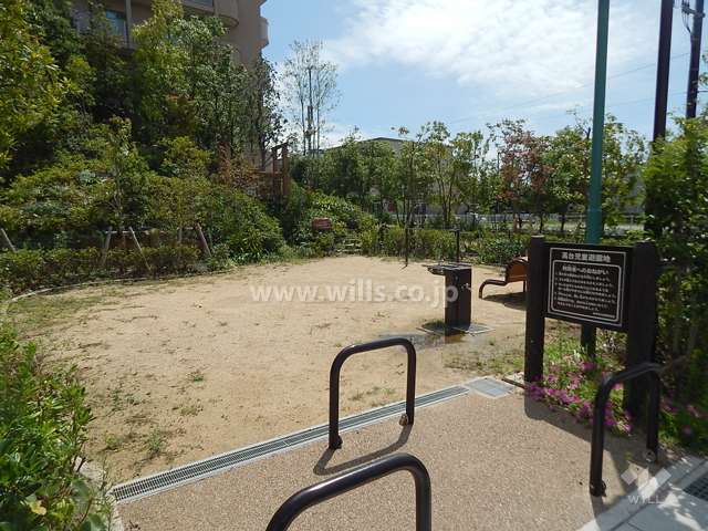 敷地に隣接して小さな公園があります。