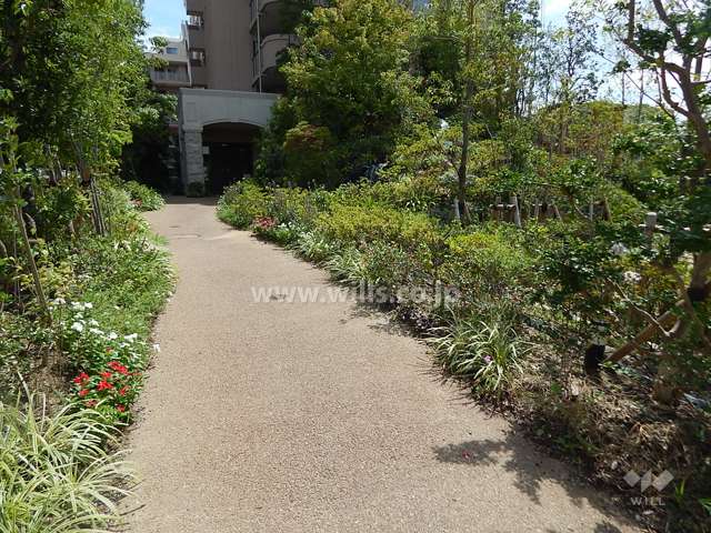 植栽スペースに囲まれたエントランスアプローチ