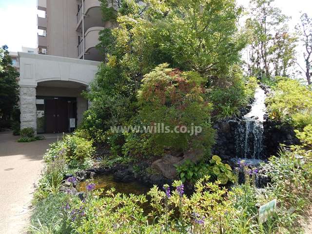 エントランス前には自然を模した川や滝があります。