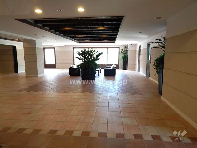 広々としたエントランスホール。談話スペースが設けられています。