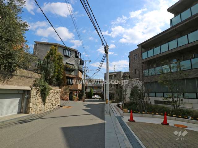敷地北側の前面道路(北西側から)