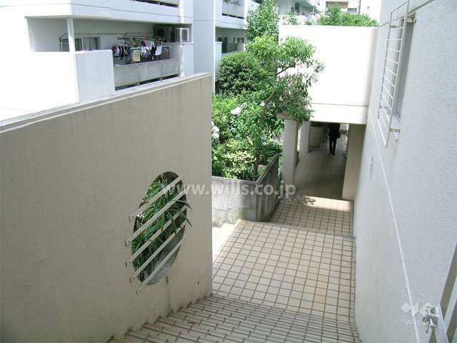 共用廊下の各所に花台が付いています。