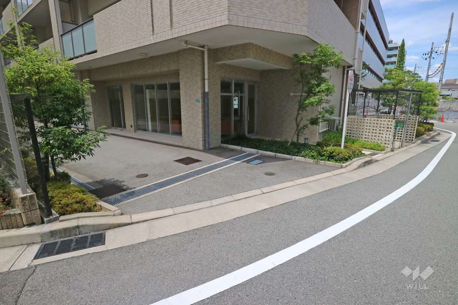 南側の駐車場の出入り口