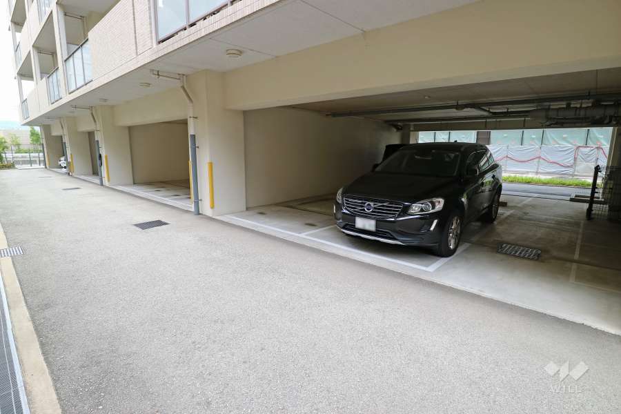 南側の敷地内駐車場（屋内平面式）
