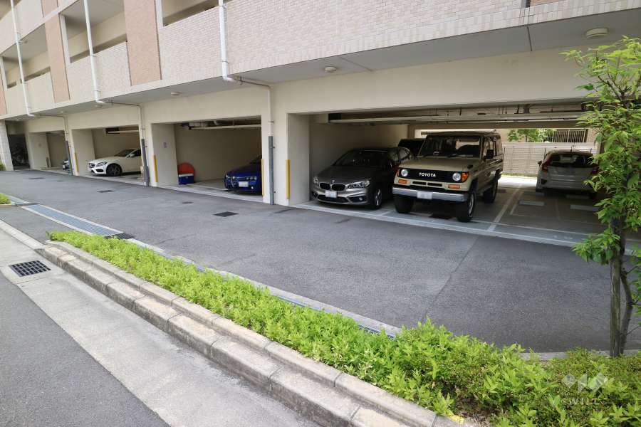 北側の敷地内駐車場（屋内平面式）