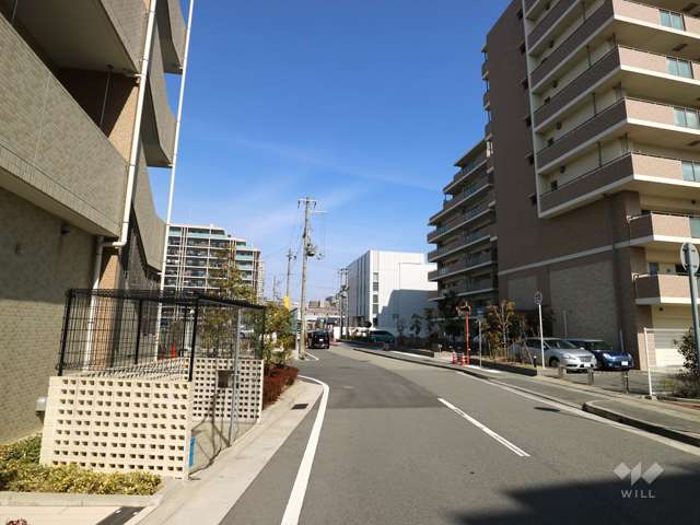敷地東側の前面道路（南側から）