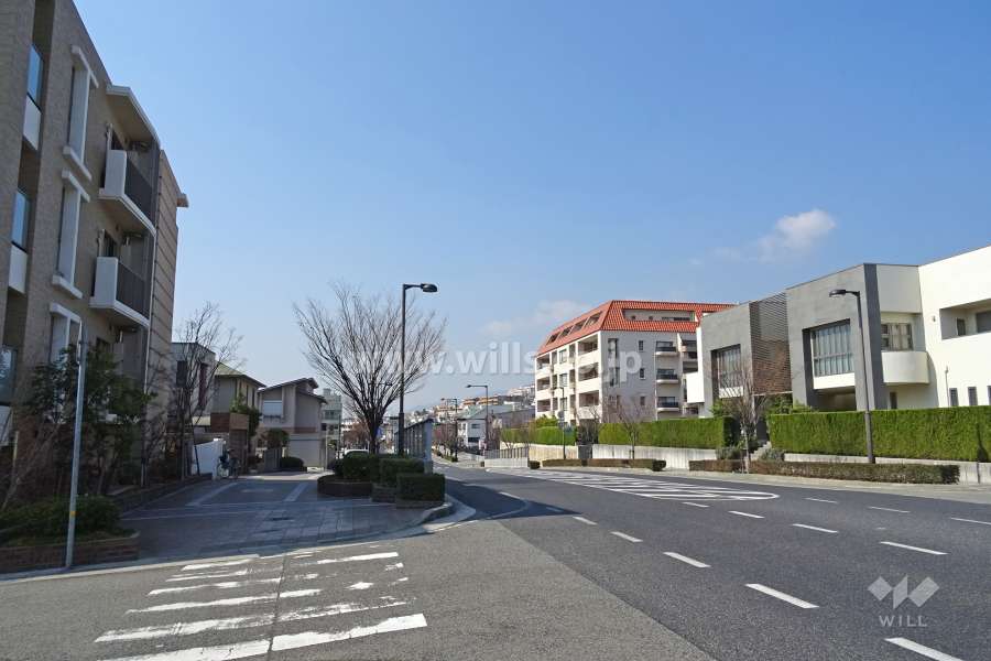 敷地北側の前面道路。山手幹線です。