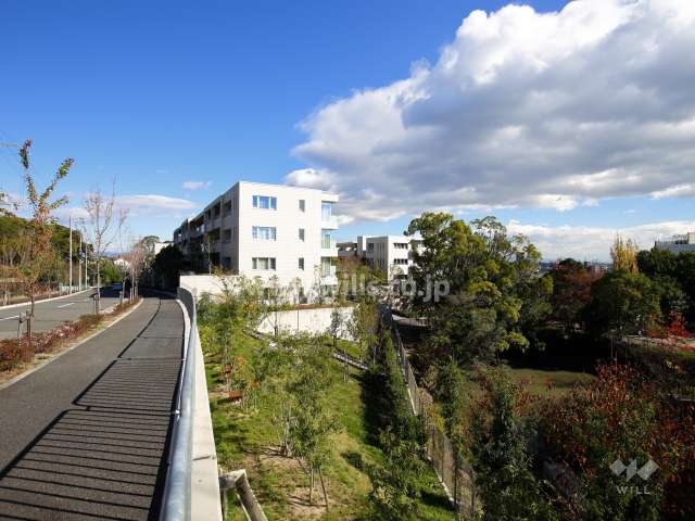 周辺は高台の閑静な住宅地です。