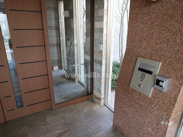 エントランスはオートロック付きです。