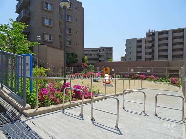 敷地に隣接する「千里山星空遊園」