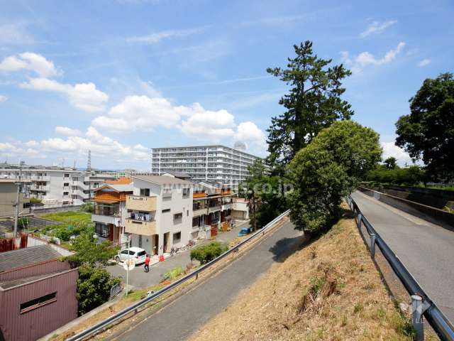 ルネ豊中の遠景。敷地東側には高川が流れています。