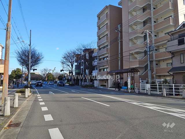 敷地の北側は二車線のバス通り（橘通り）に面しています。