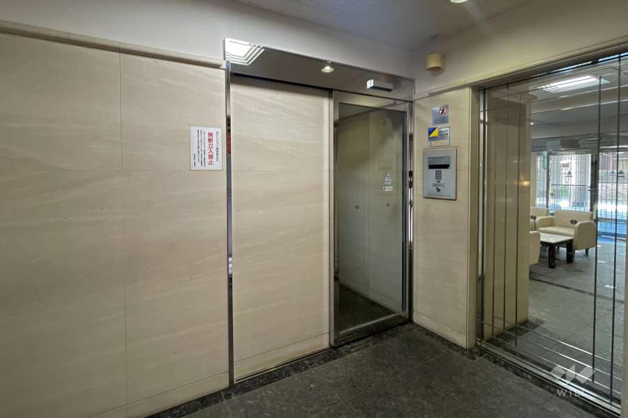 エントランスはオートロック付きです。