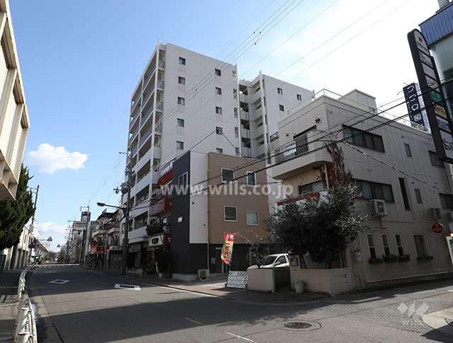 ベルヴィ東園田の遠景。道を挟んですぐ北側に「園田」駅があります。