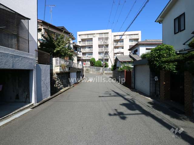 物件から平塚熊野田線に接続する道路。正面に見えるのがＡ棟です。