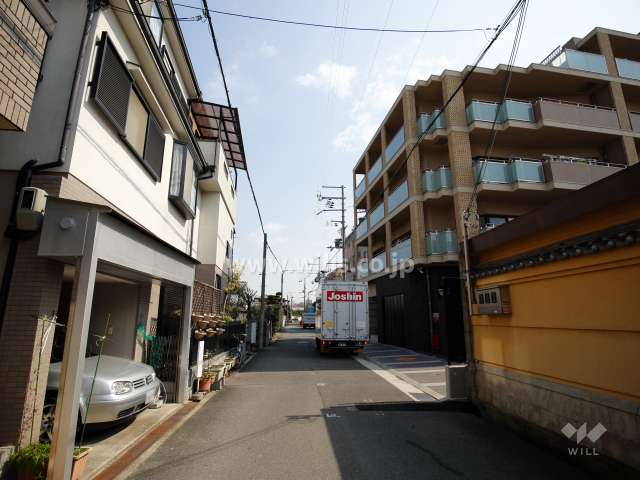 敷地北側の前面道路。周辺は静かな住宅地です。